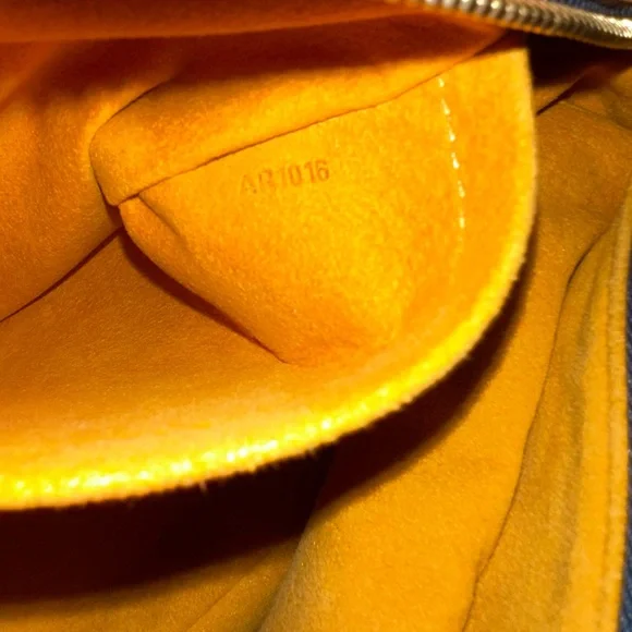 LOUIS VUITTON Limited Edition Blue Denim Monogram Porte Epaule Raye MM Bag - Picture 16 of 16